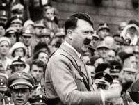 Adolf Hitler am Rednerpult