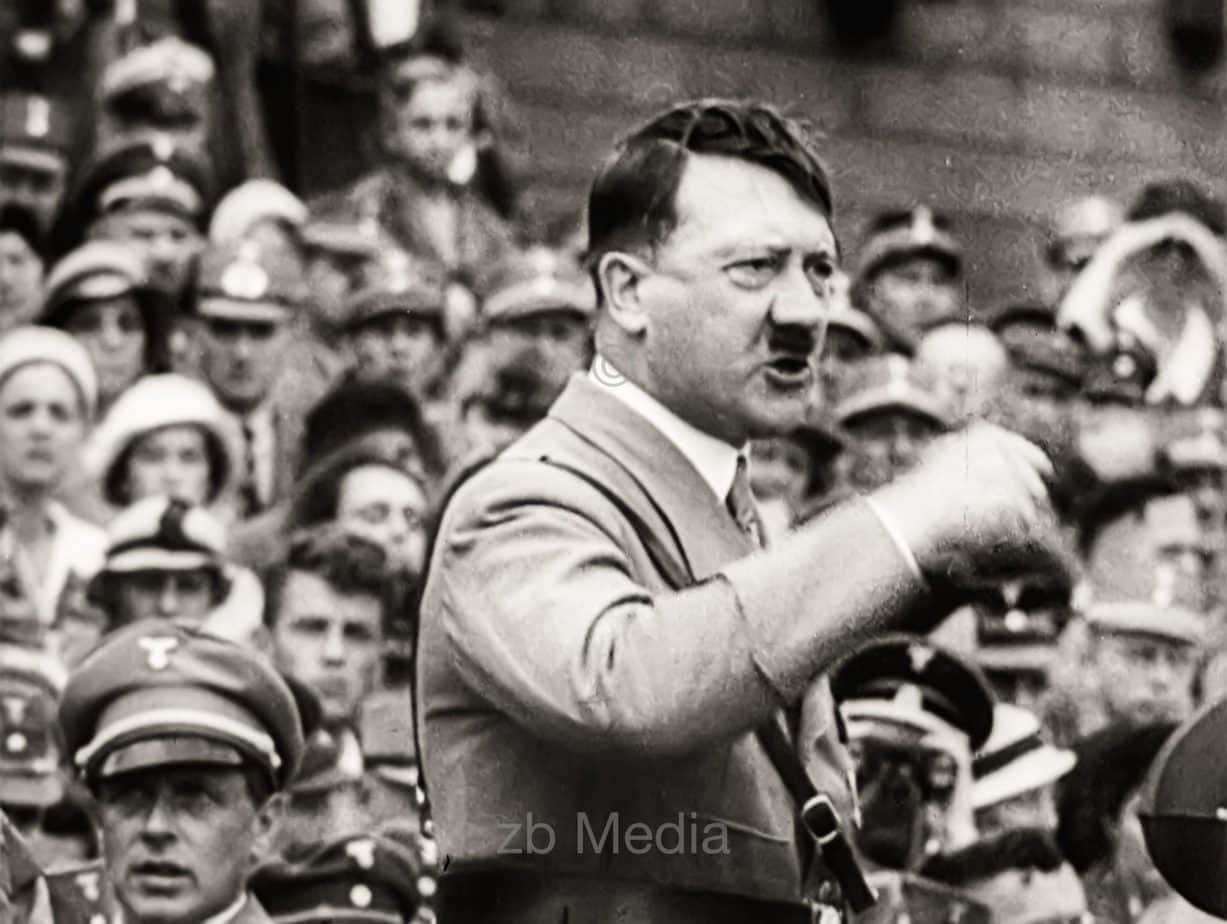 Adolf Hitler am Rednerpult
