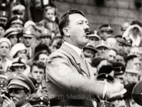 Adolf Hitler am Rednerpult