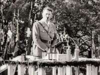Adolf Hitler am Rednerpult
