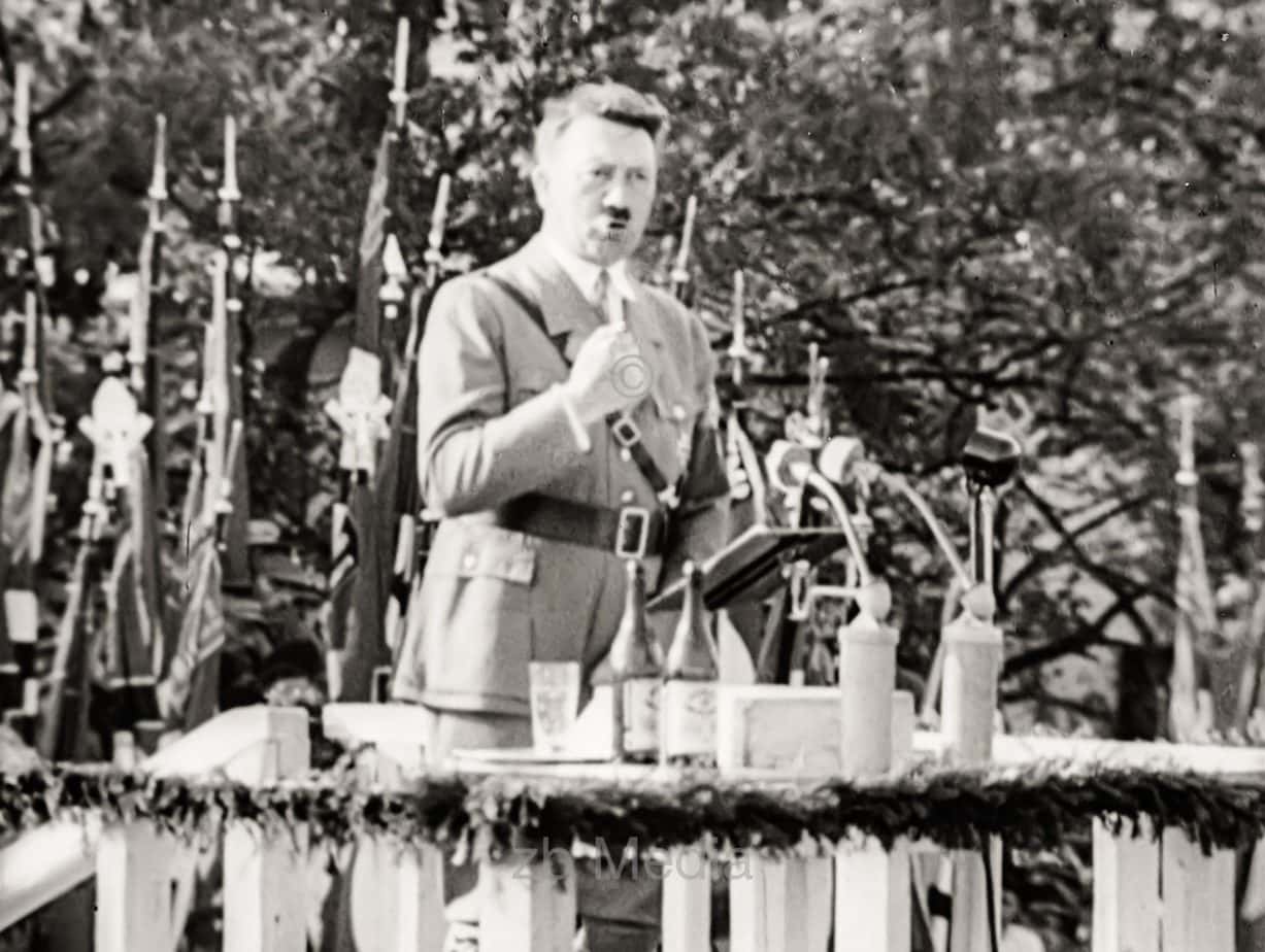 Adolf Hitler am Rednerpult