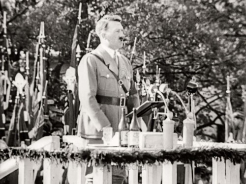 Adolf Hitler am Rednerpult