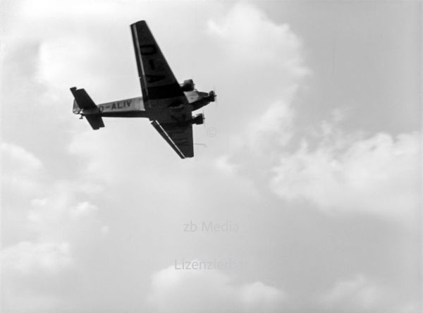 Ju 52 über Flughafen Berlin Tempelhof 1937