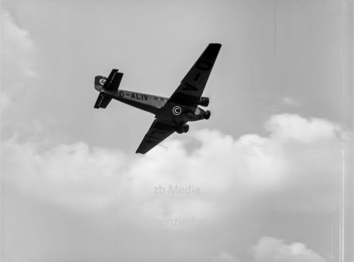 Ju 52 über Flughafen Berlin Tempelhof 1937
