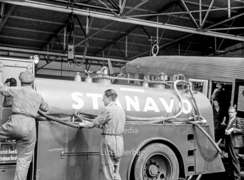 Stanavo Tankwagen bei Flugzeug Betankung am Flughafen Berlin Tempelhof 1937