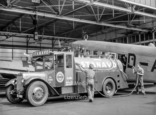 Stanavo Tankwagen bei Flugzeug Betankung am Flughafen Berlin Tempelhof 1937