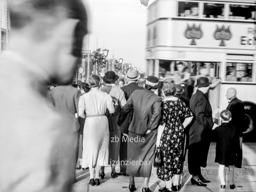 Passanten in Berlin Unter den Linden 1937