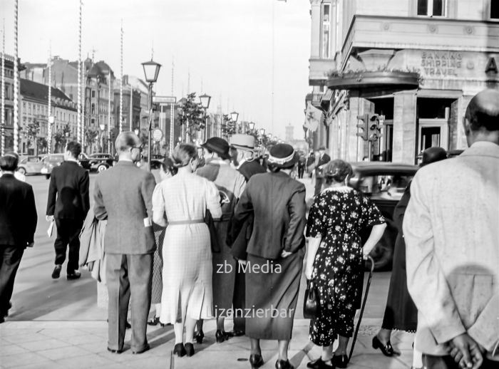 Passanten in Berlin Unter den Linden 1937