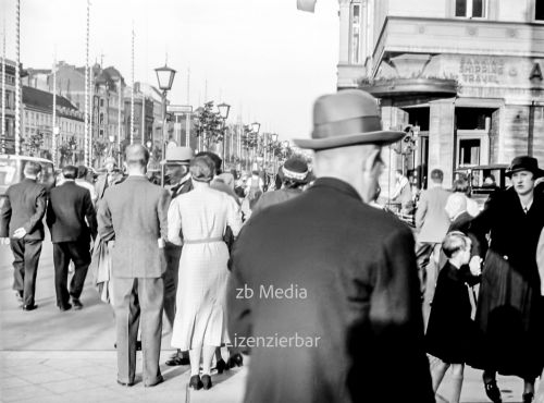 Passanten in Berlin Unter den Linden 1937