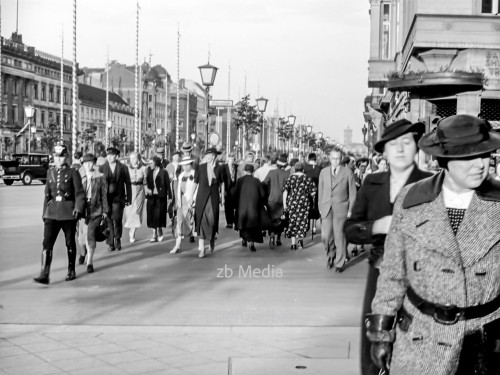 Passanten in Berlin Unter den Linden 1937