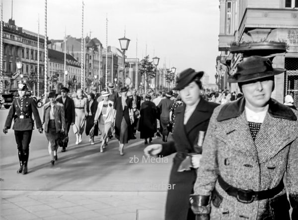 Passanten in Berlin Unter den Linden 1937