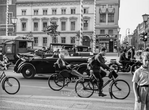 Passanten in Berlin Unter den Linden 1937