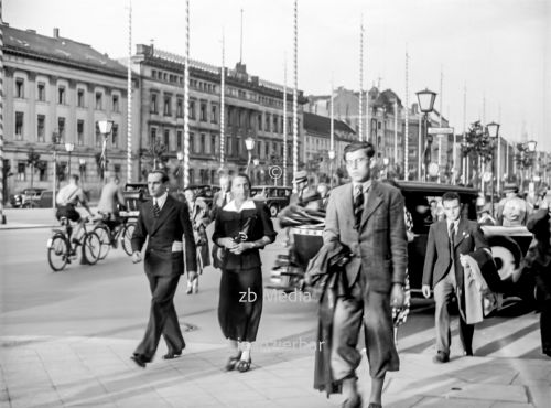Passanten in Berlin Unter den Linden 1937