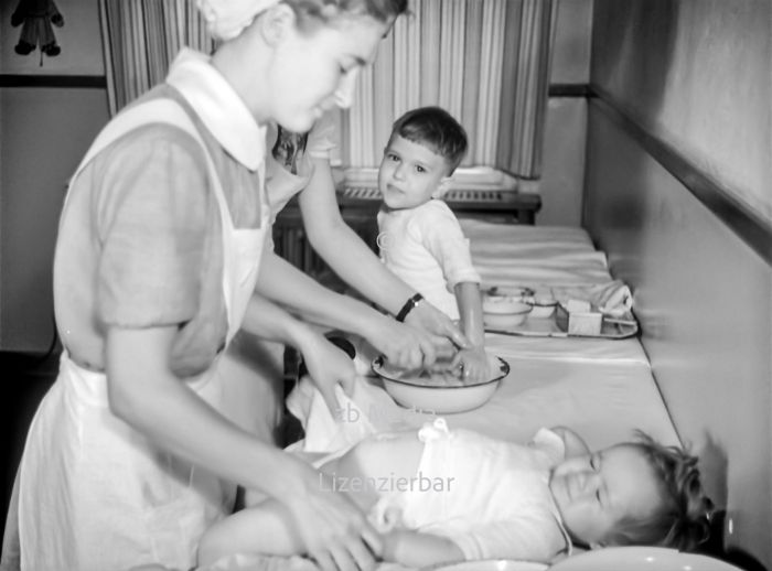 Kinderpflege im Pestalozzi-Fröbel-Haus Berlin 1937