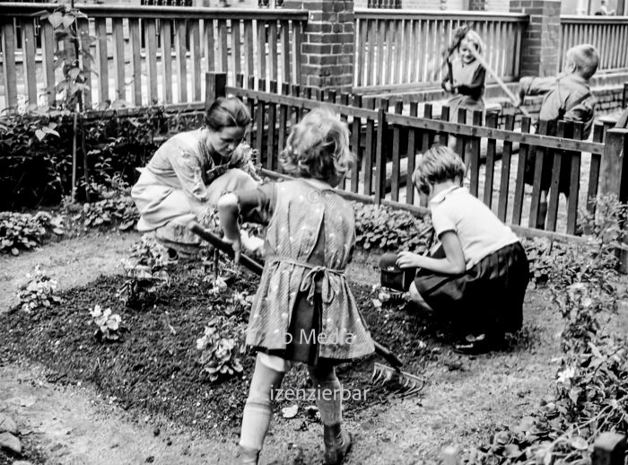 Kinder im Garten des Pestalozzi-Fröbel-Haus Berlin 1937