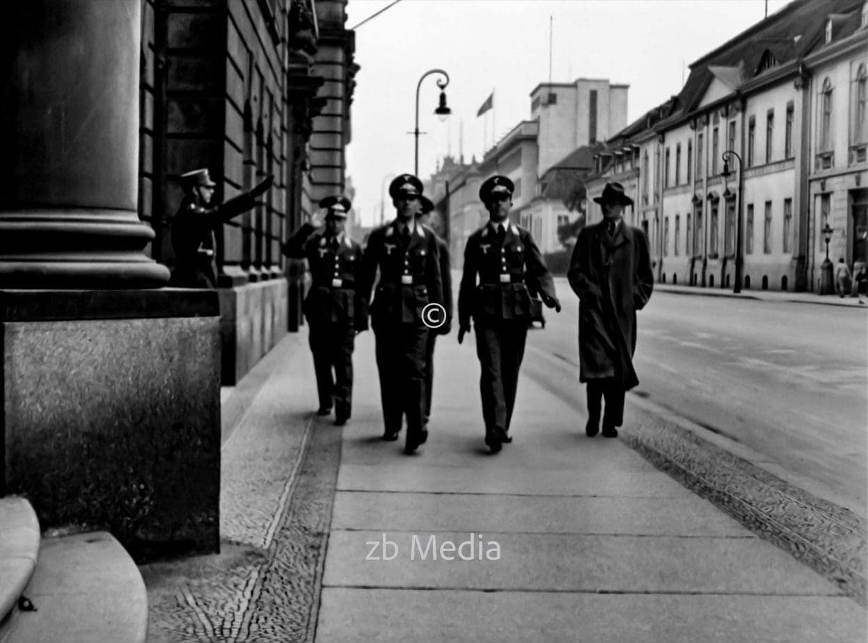 Offiziere in der Wilhelmstraße Berlin