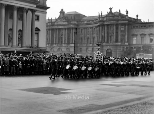 Wachablösung an der Neuen Wache inBerlin 1937