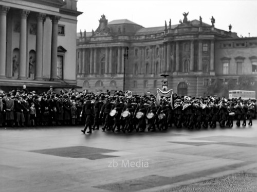 Wachablösung an der Neuen Wache inBerlin 1937