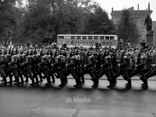 Wachablösung an der Neuen Wache inBerlin 1937