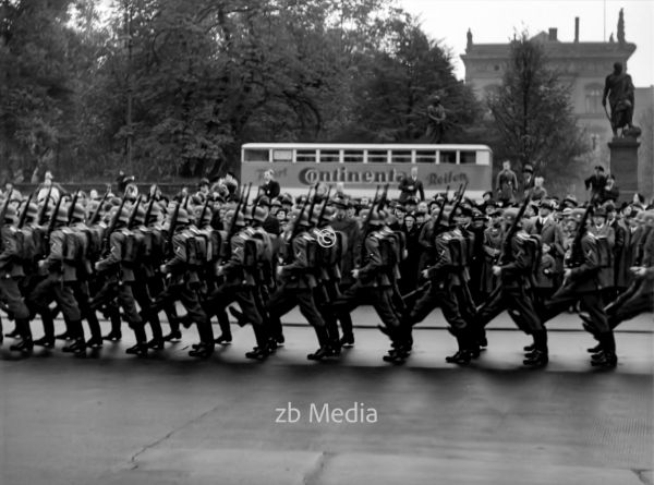 Wachablösung an der Neuen Wache inBerlin 1937