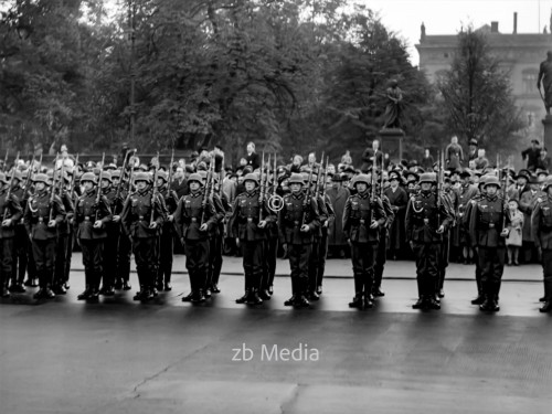 Wachablösung an der Neuen Wache inBerlin 1937