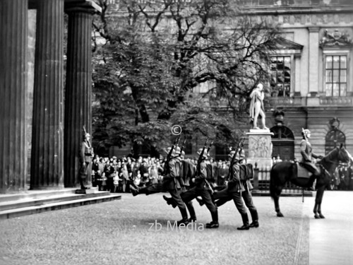 Wachablösung an der Neuen Wache inBerlin 1937