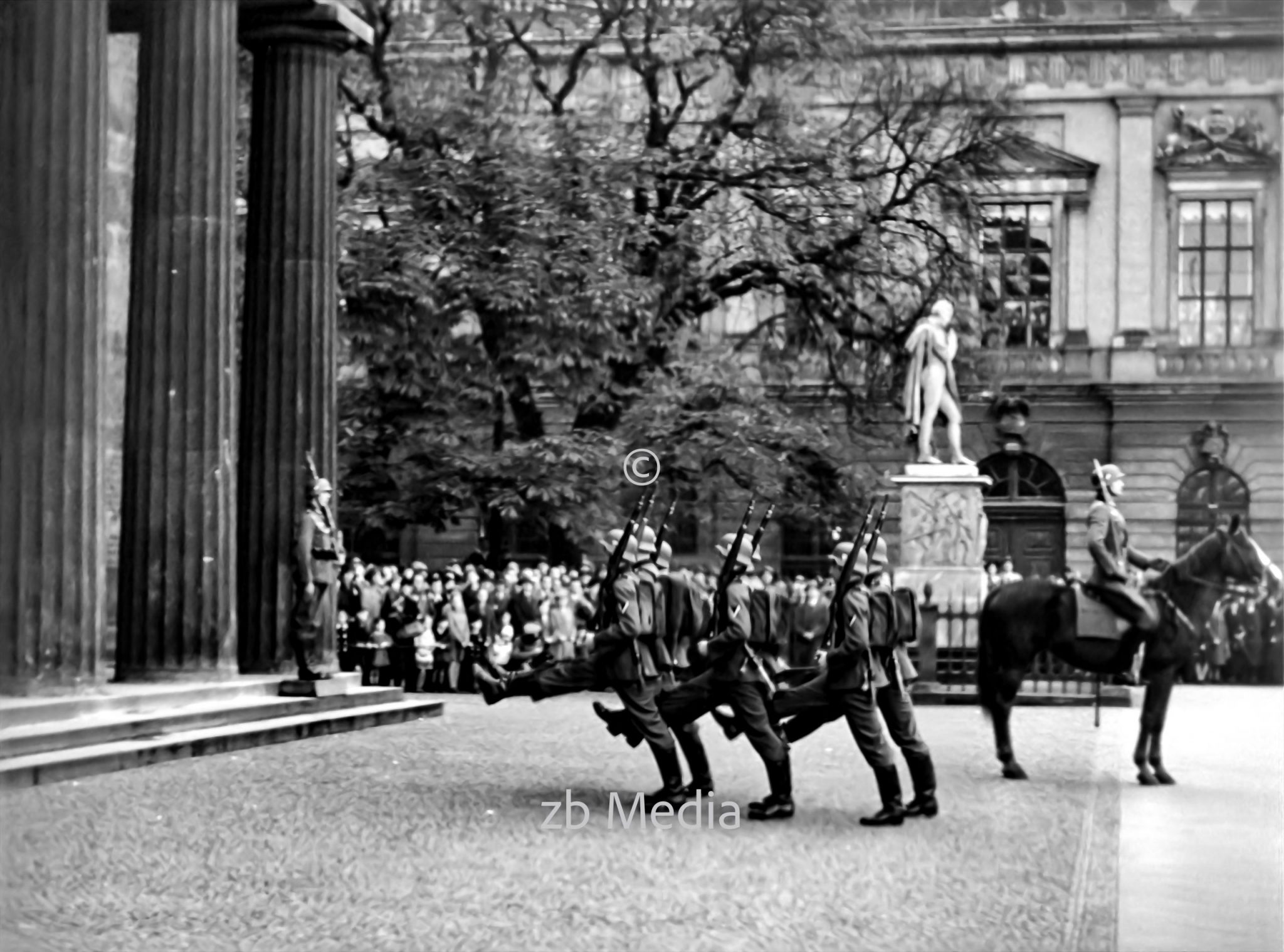 Wachablösung an der Neuen Wache inBerlin 1937