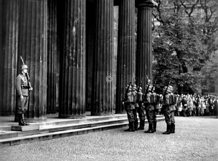 Wachablösung an der Neuen Wache inBerlin 1937