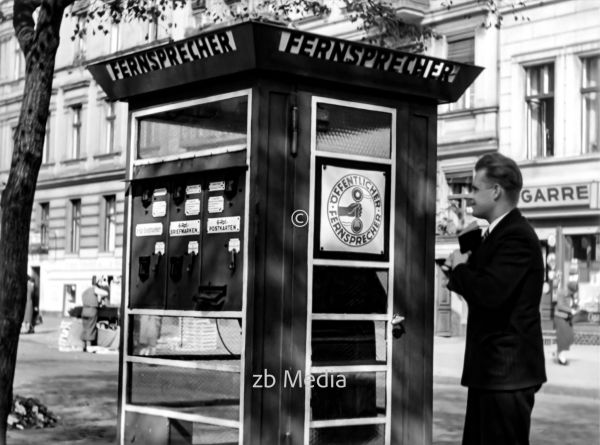 Telefonzelle in Berlin 1937