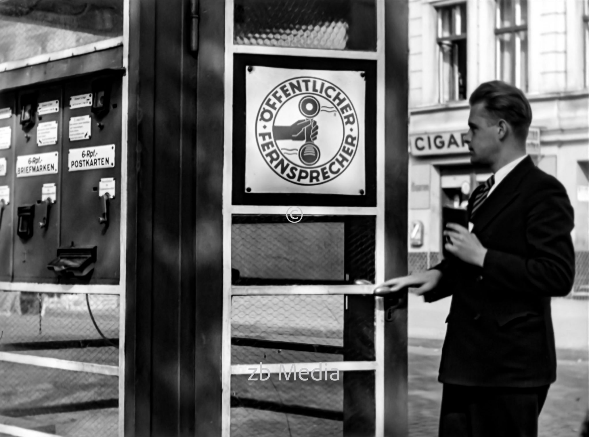 Telefonzelle in Berlin 1937