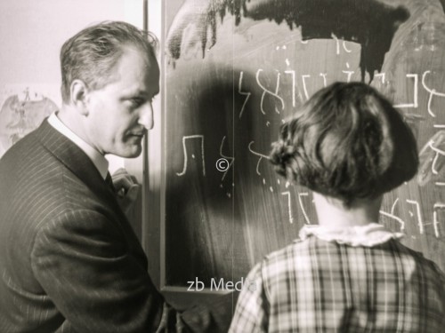 Lehrer mit Schülerin in der jüdischen Goldschmidtschule in Berlin 1937