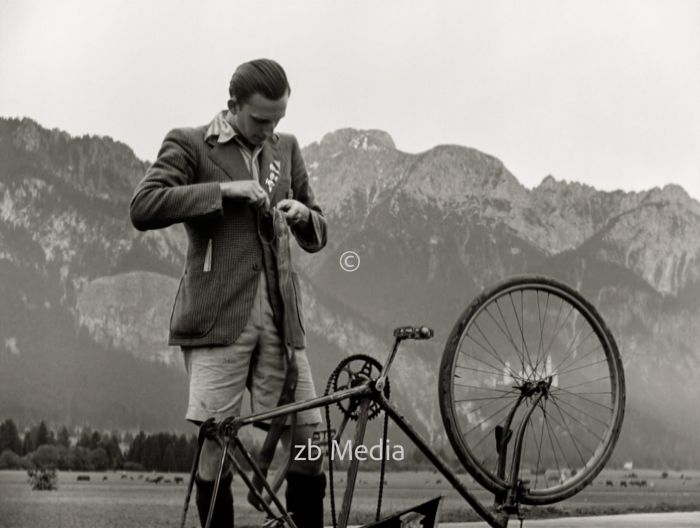 Reifenpanne. Radtour in Oberbayern 1937
