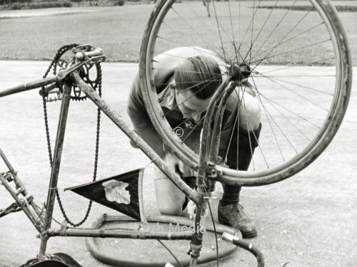 Reifenpanne. Radtour in Oberbayern 1937