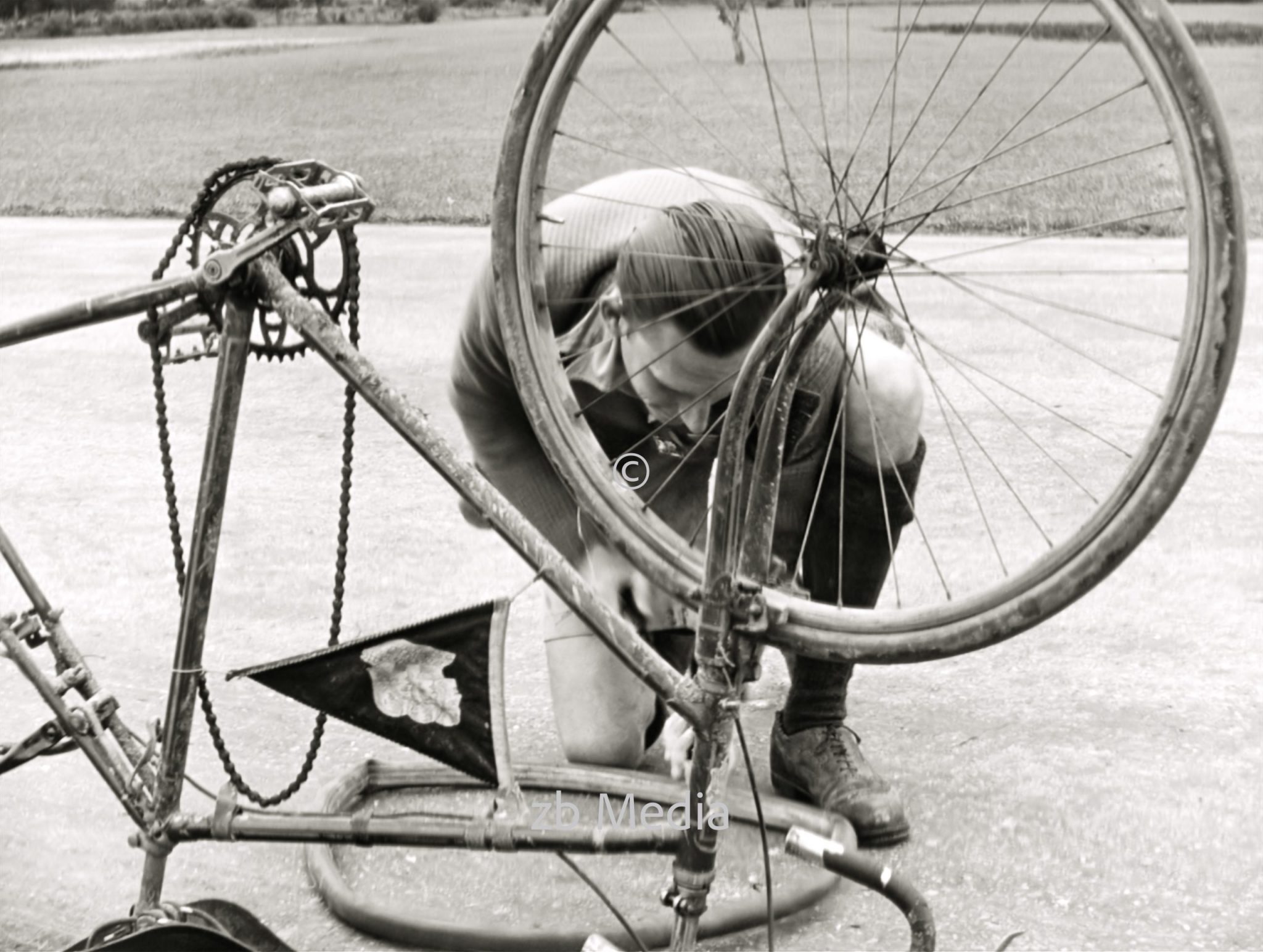 Reifenpanne. Radtour in Oberbayern 1937