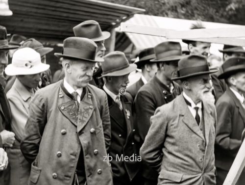 Männer beim Markt in Steingaden 1937.