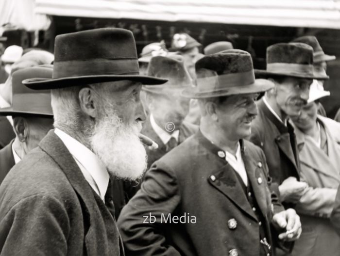 Bauern in Tracht beim Markt in Steingaden 1937.