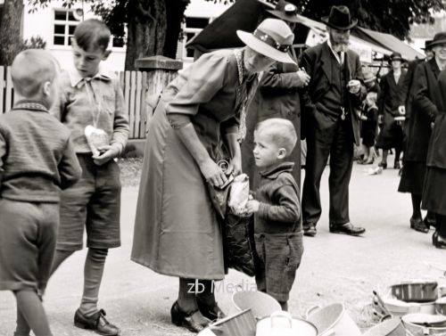 Familie beim Markt in Steingaden 1937.
