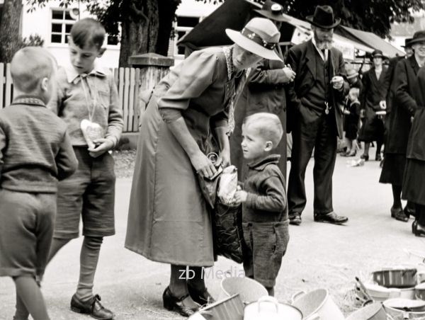 Familie beim Markt in Steingaden 1937.