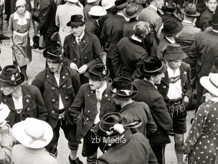 Bauern in Tracht beim Markt in Steingaden 1937.