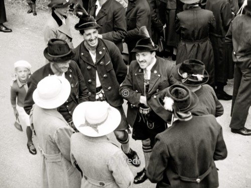 Bauern in Tracht beim Markt in Steingaden 1937.