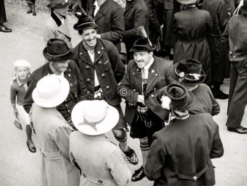 Bauern in Tracht beim Markt in Steingaden 1937.