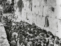 Menschenmenge am Versöhnungstag an der Klagemauer in Jerusalem 1935