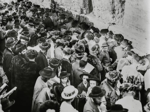 Menschenmenge am Versöhnungstag an der Klagemauer in Jerusalem 1935