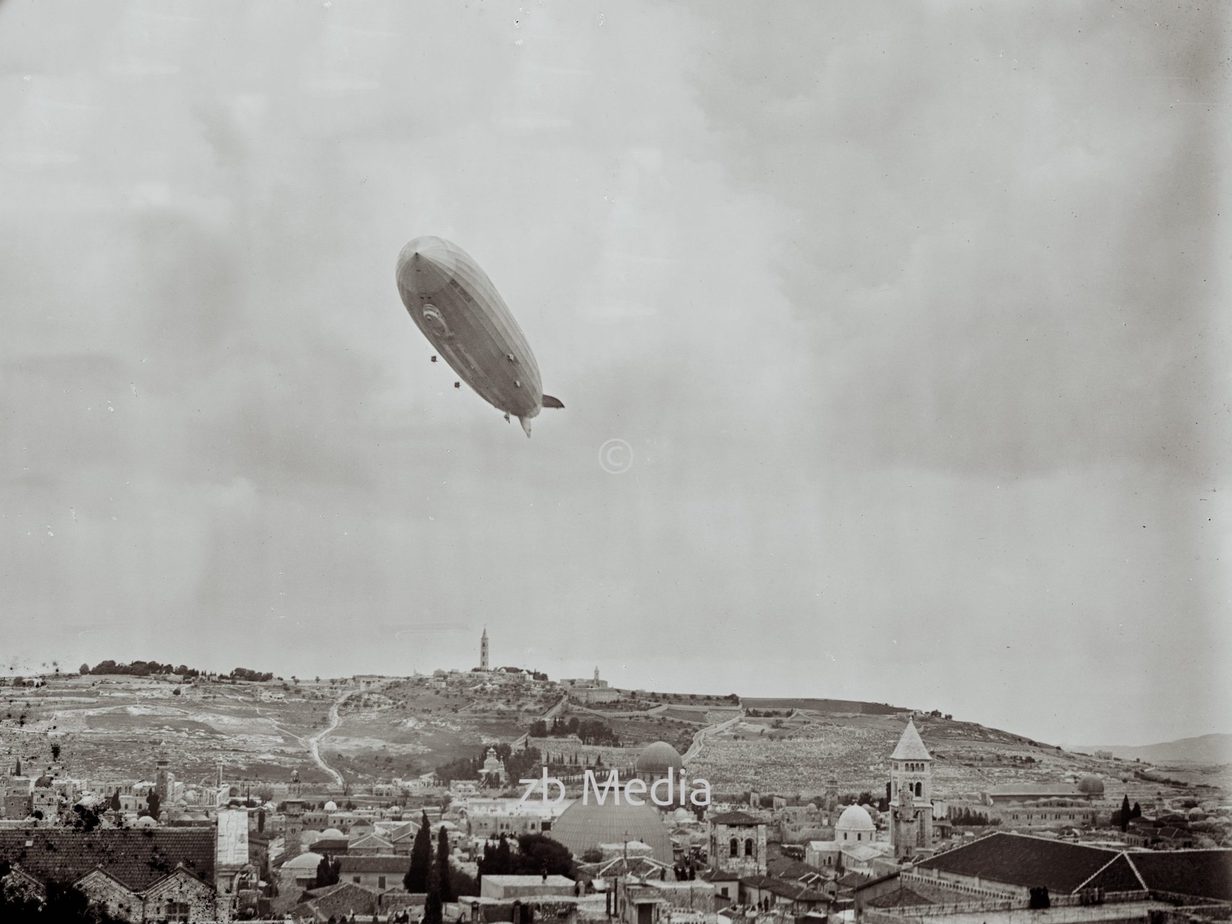 Luftschiff LZ 127 Graf Zeppelin über Jerusalem 1929