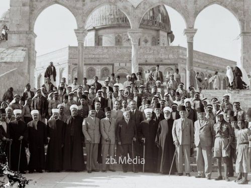 Gruppe von Schülern mit Mufti von Jerusalem an der Moschee 1935