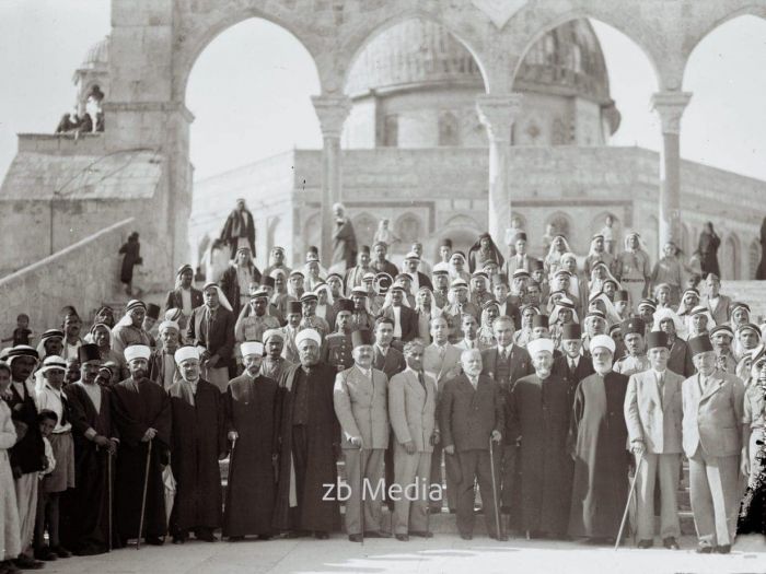Gruppe von Schülern mit Mufti von Jerusalem an der Moschee 1935