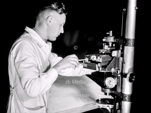 Arbeiter in der Leica Kamerafabrik Wetzlar 1937