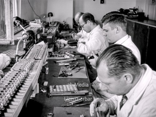 Arbeiter in der Leica Kamerafabrik Wetzlar 1937