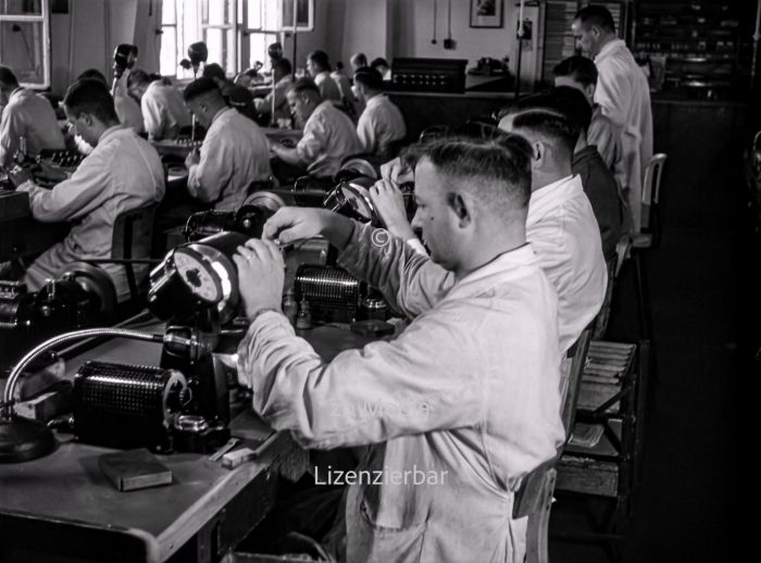 Arbeiter in der Leica Kamerafabrik Wetzlar 1937