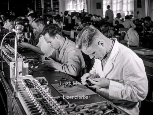 Arbeiter in der Leica Kamerafabrik Wetzlar 1937